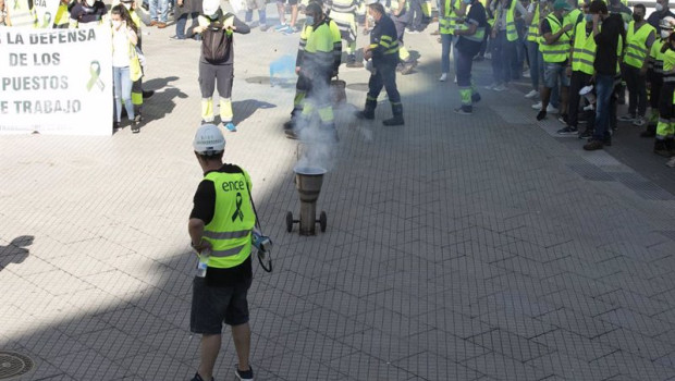 ep archivo   varios trabajadores de ence recorren las calles para protestar contra el cierre de la