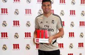 ep carlos casemiro con el premio mahou cinco estrellas al mejor del real madrid de enero