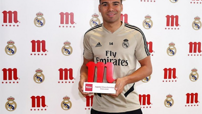ep carlos casemiro con el premio mahou cinco estrellas al mejor del real madrid de enero