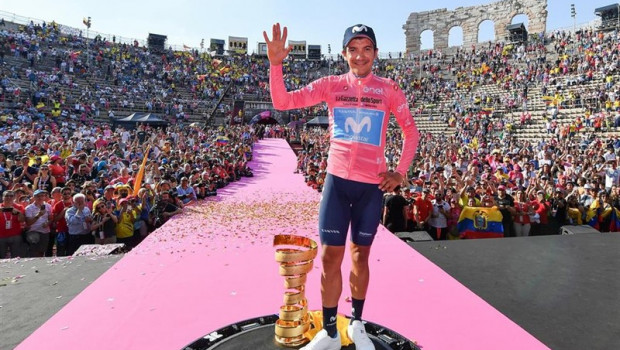 ep ciclista ecuatoriano richard carapaz celebratriunfo finalgiro 2019