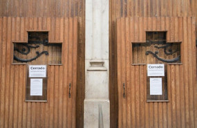 ep cruces en la puerta de una iglesia con el cartel de cerrado temporalmente