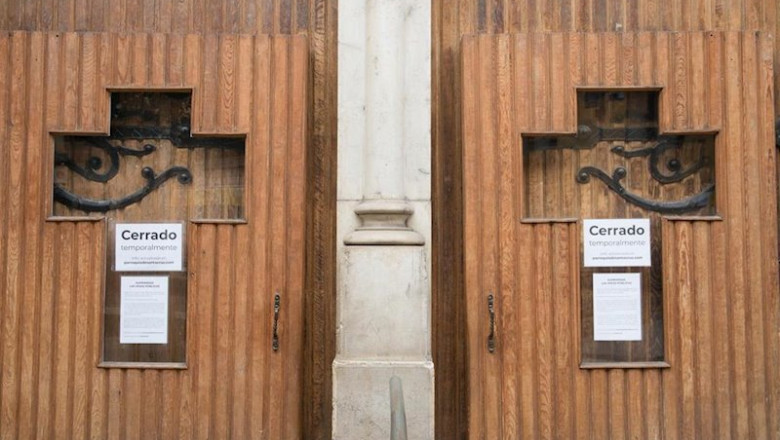 ep cruces en la puerta de una iglesia con el cartel de cerrado temporalmente ep cruces en la puerta de una iglesia con el cartel de cerrado temporalmente