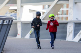 ep dos ninos jugando en madrid espana a 11 de mayo de 2020