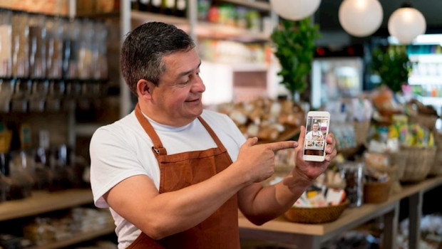 ep el dueno de una pyme de alimentacion muestra en su smartphone un sistema para vender online sus
