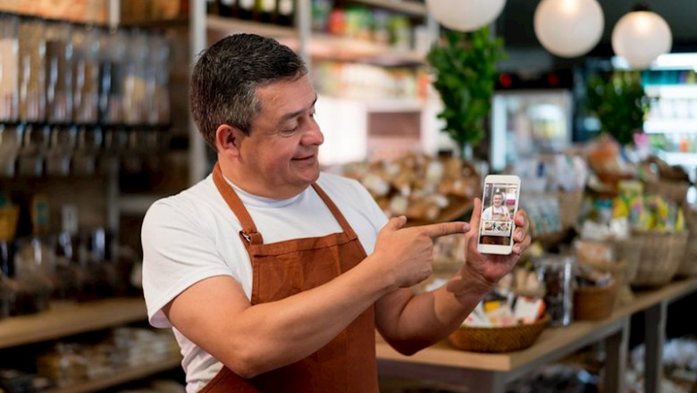 ep el dueno de una pyme de alimentacion muestra en su smartphone un sistema para vender online sus