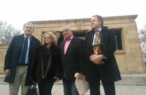 ep el egiptologo zahi hawass acompanado por representantes del ayuntamiento de madrid durante su