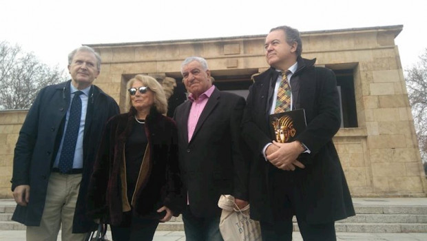 ep el egiptologo zahi hawass acompanado por representantes del ayuntamiento de madrid durante su