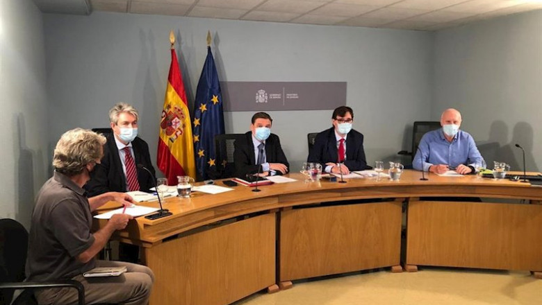 El ministro de Agricultura, Pesca y Alimentación, Luis Planas, y el de Sanidad, Salvador Illa, presentan a las CCAA una guía para evitar contagios entre los temporeros | MINISTERIO DE AGRICULTURA ep el ministro de agricultura pesca y alimentacion luis planas y el de sanidad salvador illa