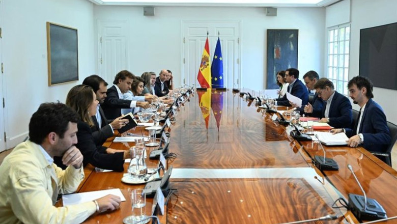 ep el presidente del gobierno pedro sanchez con la presidenta de la asociacion espanola de economia