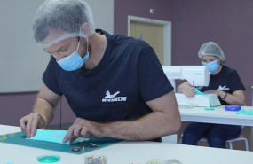 ep empleados de michelin produciendo mascarillas