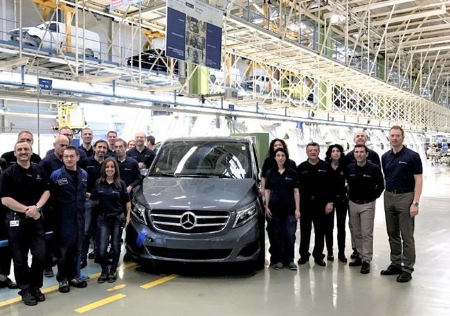 Empleados de la fábrica de Victoria con el modelo V-Class | MERCEDEZ-BENZ ep empleadosla fabricavictoriamodelo v-class