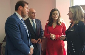 ep gonzalez con vestido rojo al ladodel olmo con puentecarnero