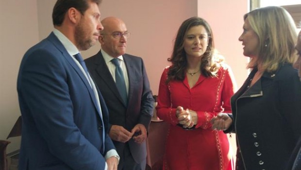 ep gonzalez con vestido rojo al ladodel olmo con puentecarnero