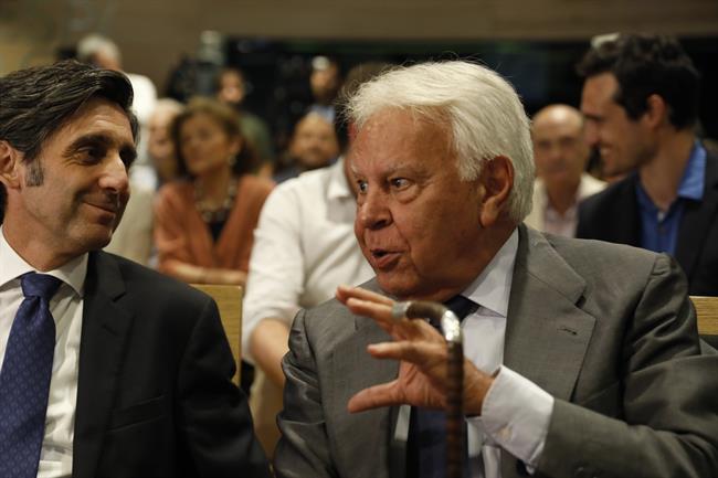 González y Álvarez-Pallete en la presentación del archivo del expresidente | MARTA FERNÁNDEZ/EUROPA PRESS ep gonzalez y alvarez-palletela presentacionarchivoexpresidente
