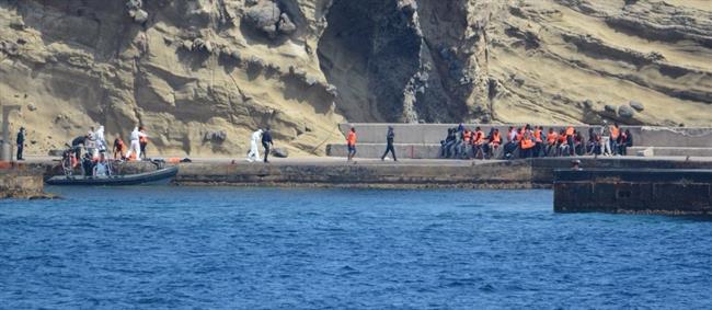 La Armada auxilia a una patera con 35 personas | EUROPA PRESS/ARMADA ESPAÑOLA ep la armada auxiliauna patera35 personas