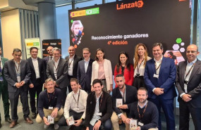 ep la ministra de industria comercio y turismo reyes maroto posa con los ganadores de la cuarta