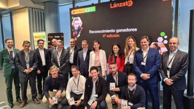 ep la ministra de industria comercio y turismo reyes maroto posa con los ganadores de la cuarta