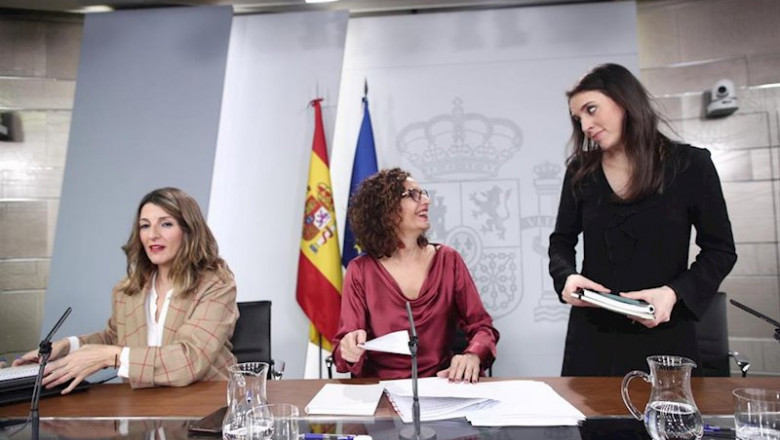 La ministra Portavoz y de Hacienda, María Jesús Montero; y la ministra de Igualdad, Irene Montero, al finalizar una rueda de prensa tras el Consejo de Ministros | Eduardo Parra - Europa Press ep la ministra portavoz y de hacienda maria jesus montero y la ministra de igualdad irene montero al