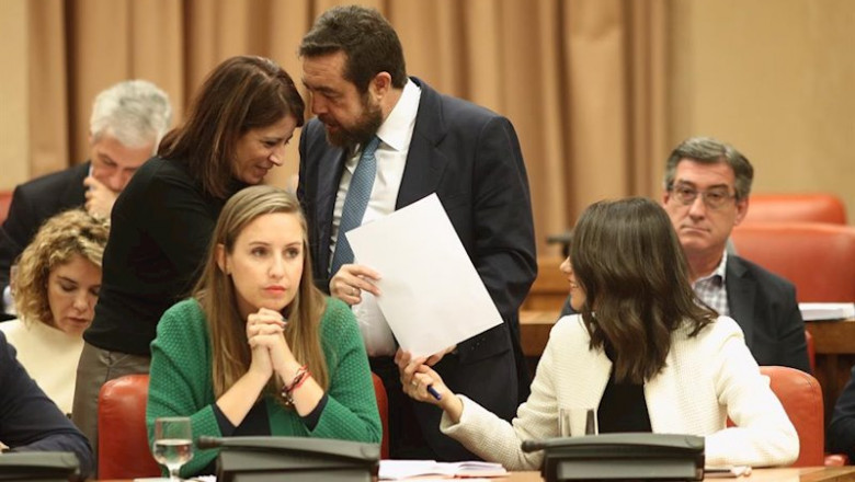 La portavoz del Grupo Socialista en el Congreso, Adriana Lastra, habla con Inés Arrimadas y MIguel Gutiérrez, de Ciudadanos, durante la reunón de la Diputación Permanente | Eduardo Parra - Europa Press ep la portavoz del grupo socialista en el congreso adriana lastra habla con ines arrimadas y miguel