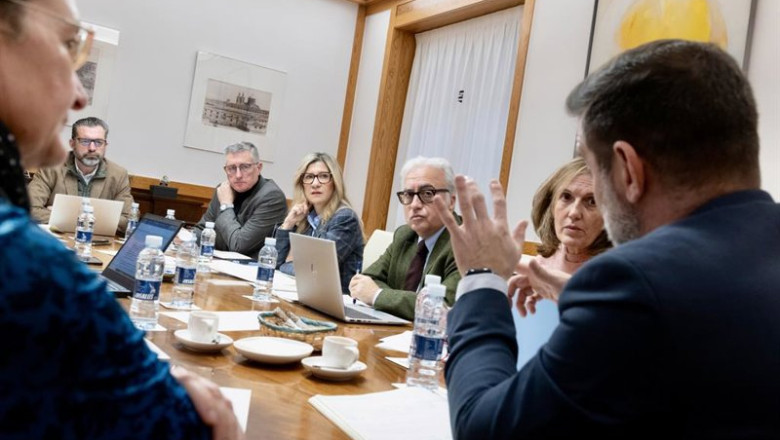 Los consejeros Mar Vaquero, Javier Rincón y Manuel Blasco, en la reunión de este lunes con representantes del sector para analizar la situación tras la aparición de nuevos casos de peste porcina en Cataluña. | FABIÁN SIMÓN ep los consejeros mar vaquero javier rincon y manuel blasco en la reunion de este lunes con