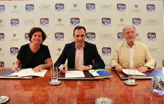Los tres representantes firmando el acuerdo | ALICIA PÉREZ ep los tres representantes firmandoacuerdo