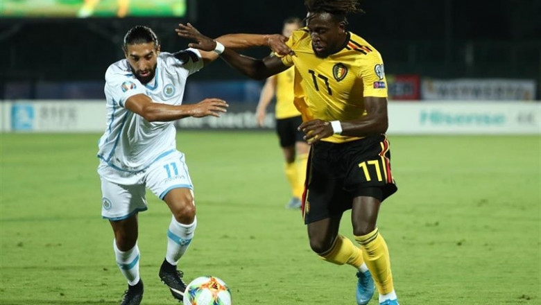 Manuel Battistini, de San Marino, y Divock Origi, de Bélgica | Virginie Lefour/BELGA/dpa ep manuel battistini de san marino y divock origi de belgica