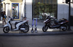 ep motos aparcadas en una acera