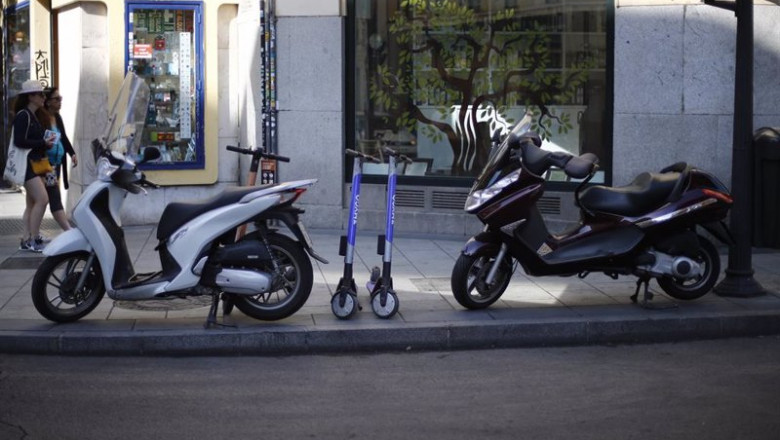 Motos aparcadas en una acera. | Eduardo Parra - Europa Press - Archivo ep motos aparcadas en una acera