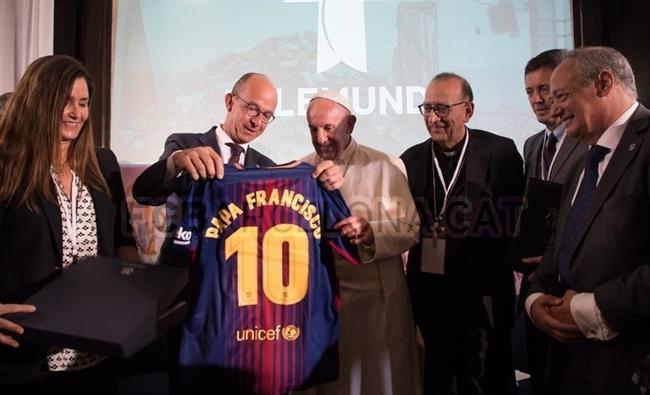 El Papa Francisco recibe una camiseta del FC Barcelona de Jordi Cardoner | SCHOLAS OCCURRENTES ep papa francisco recibecamisetafc barcelonajordi cardoner