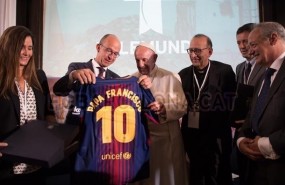 ep papa francisco recibecamisetafc barcelonajordi cardoner