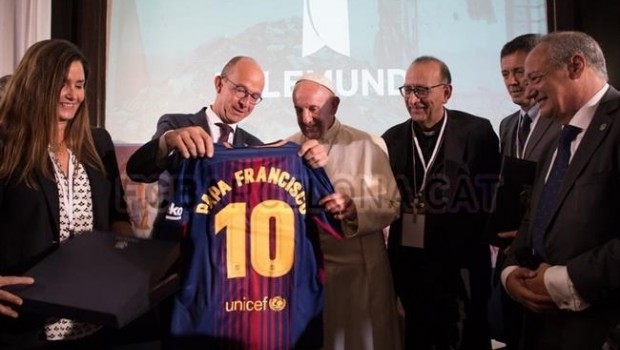 ep papa francisco recibecamisetafc barcelonajordi cardoner