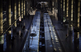 ep pasajeros en un anden de uno de los trenes del ave en la estacion de madrid-puerta de atocha
