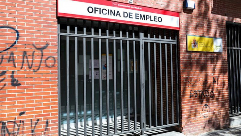ep rejas en las puertas de una oficina de empleo cerrada el dia en el que segun datos del ministerio ep rejas en las puertas de una oficina de empleo cerrada el dia en el que segun datos del ministerio