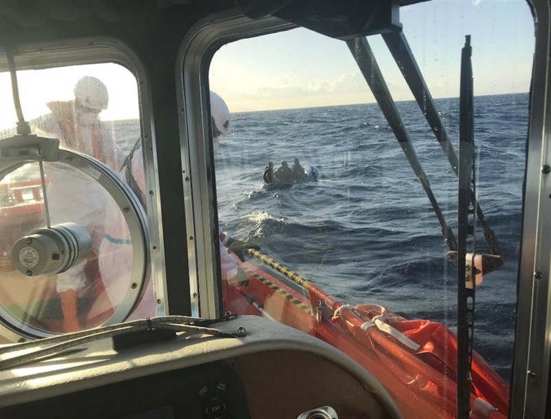 ep salvamento maritimo antes de rescatar a dos menores de edad en una imagen de archivo