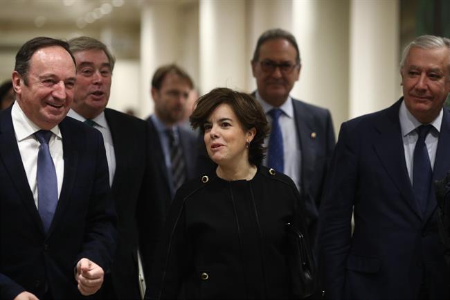 Santamaría y Pedro Sanz en los pasillos del Senado | EUROPA PRESS ep santamariapedro sanzlos pasillossenado