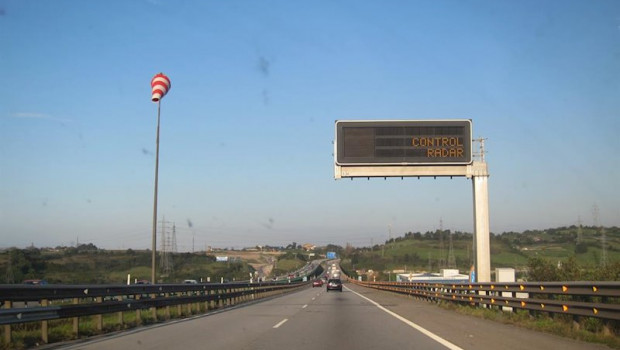 ep senal de radar de velocidad en la autopista a-8 y