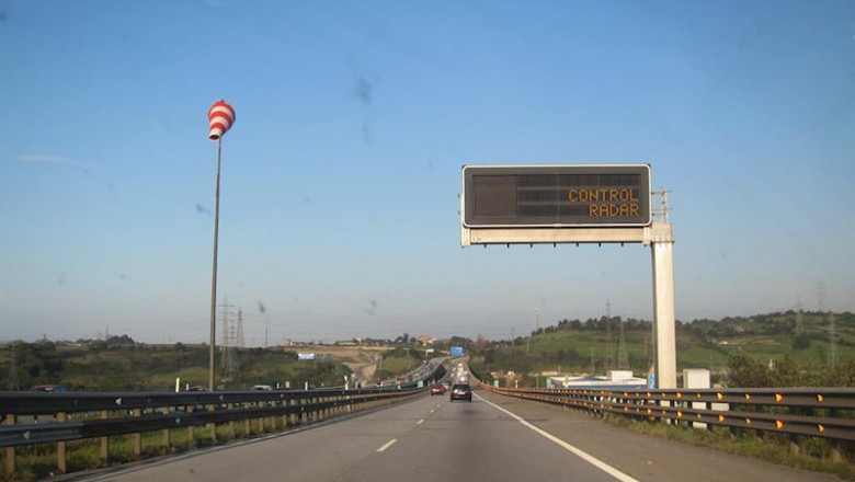 ep senal de radar de velocidad en la autopista a-8 y