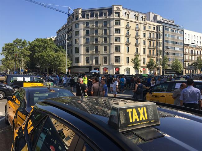Taxistas ocupan la Gran Via de Barcelona para reclamar la ratio 1/30 | EUROPA PRESS ep taxistas ocupangran viabarcelonareclamarratio 130