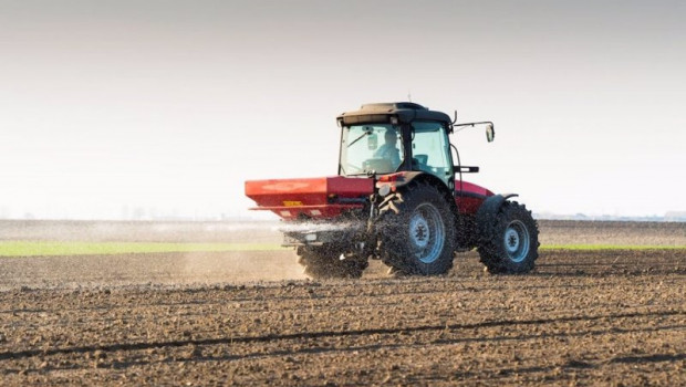 ep tractor abonando en una imagen de archivo