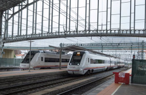ep trenes de media distancia parados en las vias de la estacion de santiago de compostela ep trenes de media distancia parados en las vias de la estacion de santiago de compostela