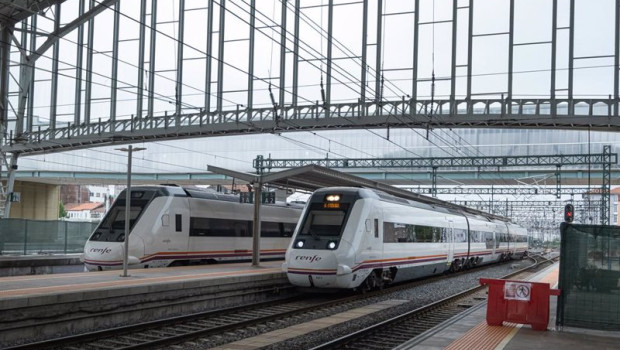 ep trenes de media distancia parados en las vias de la estacion de santiago de compostela