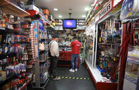 ep un dependiente atiende a un cliente en una ferreteria