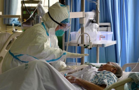ep un medico militar cuida a un enfermo de coronavirus en un hospital en china a 1 de febrero de