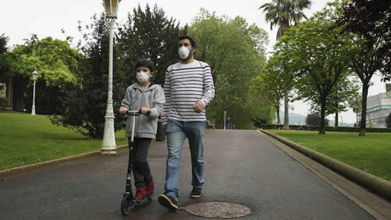 ep un nino circula con un patinete junto a un adulto en el primer dia en el que los menores de 14 ep un nino circula con un patinete junto a un adulto en el primer dia en el que los menores de 14