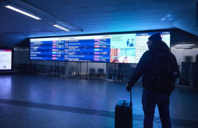 ep una persona observa las pantallas informativas en la estacion madrid puerta de atocha almudena