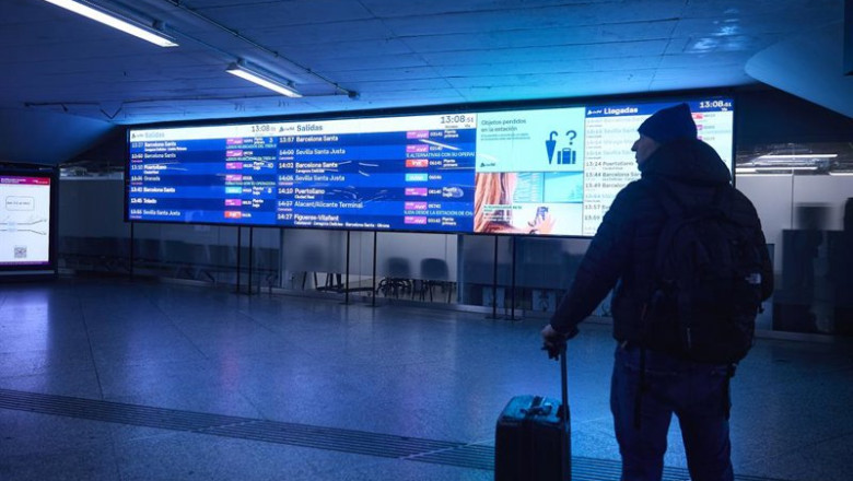ep una persona observa las pantallas informativas en la estacion madrid puerta de atocha almudena