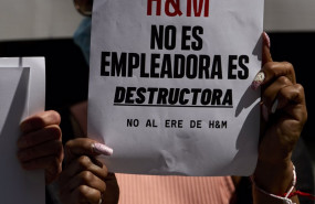ep una persona sostiene un folio donde se puede leer hm no es empleadora es destructura durante una
