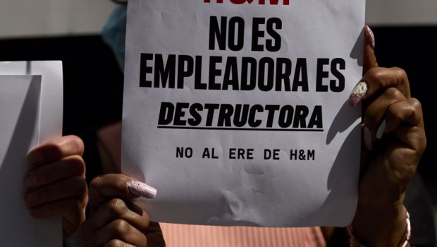 ep una persona sostiene un folio donde se puede leer hm no es empleadora es destructura durante una