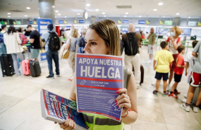 ep una trabajadora de ryanair con carteles durante una concentracion en la terminal 1 del aeropuerto
