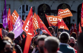 ep varias personas con banderas de distintos sindicatos participan en una concentracion para